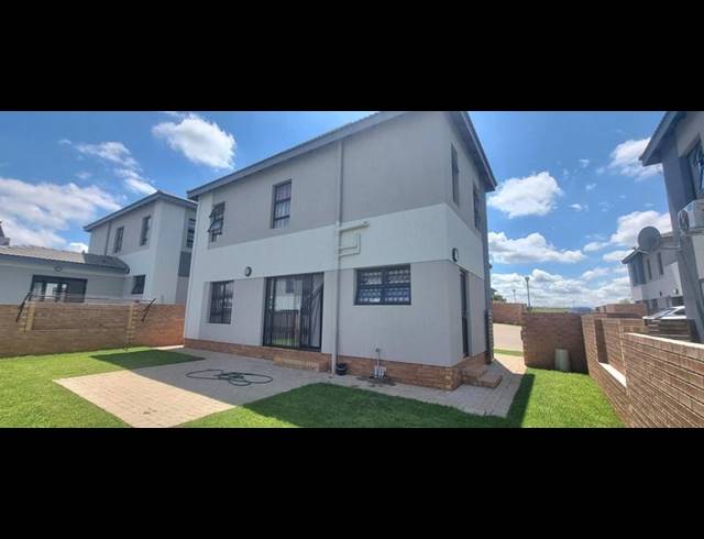 3 BEDROOM HOUSE FOR SALE IN THATCHFIELD